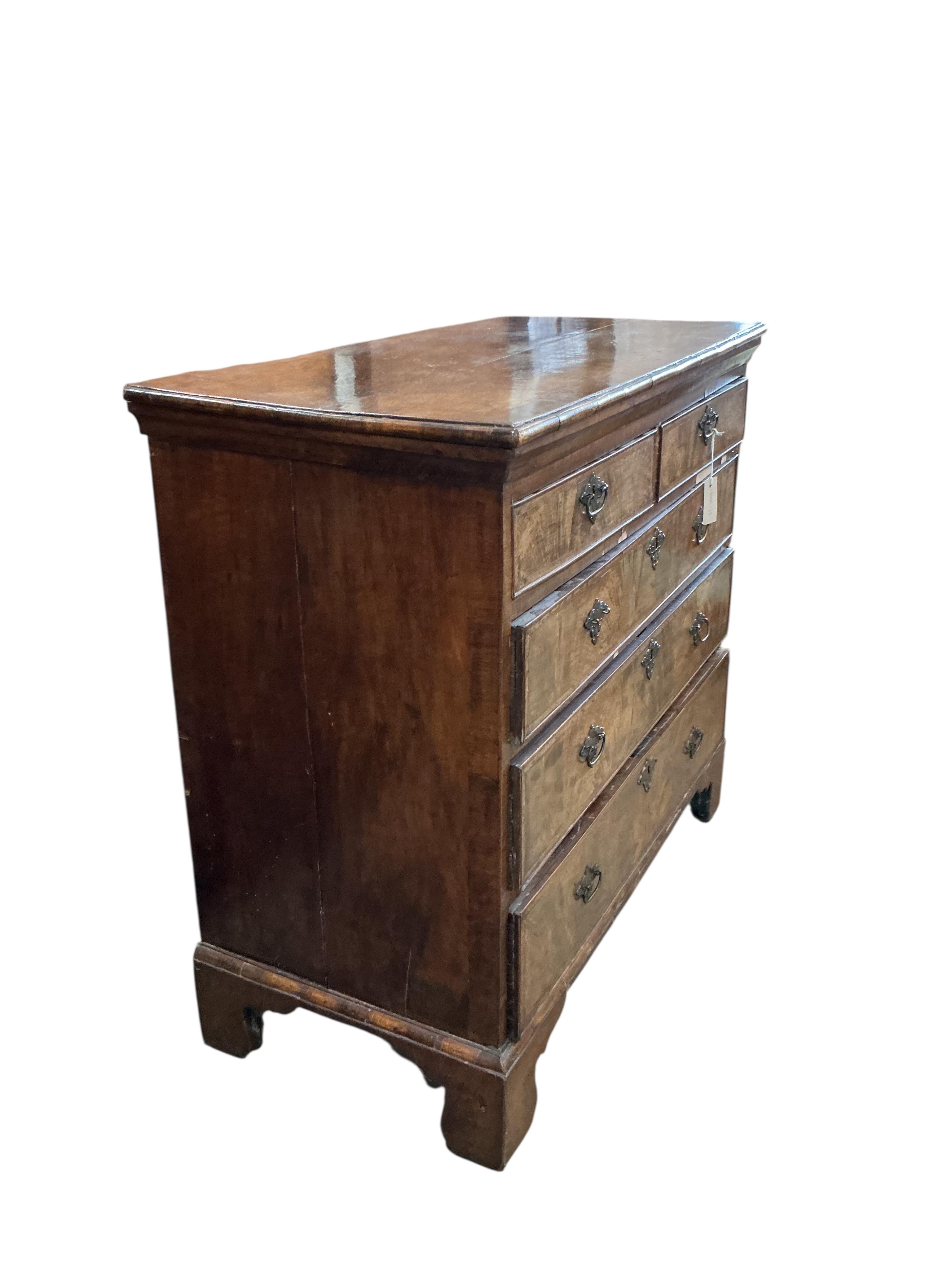 A George II feather banded walnut chest of drawers, width 94cm, depth 48cm, height 92cm
